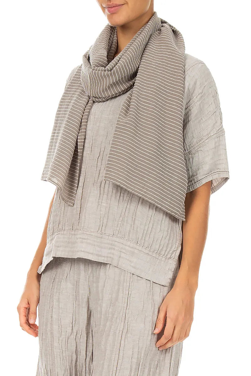 Beigefarbener gestreifter Schal aus Seide und Viskose