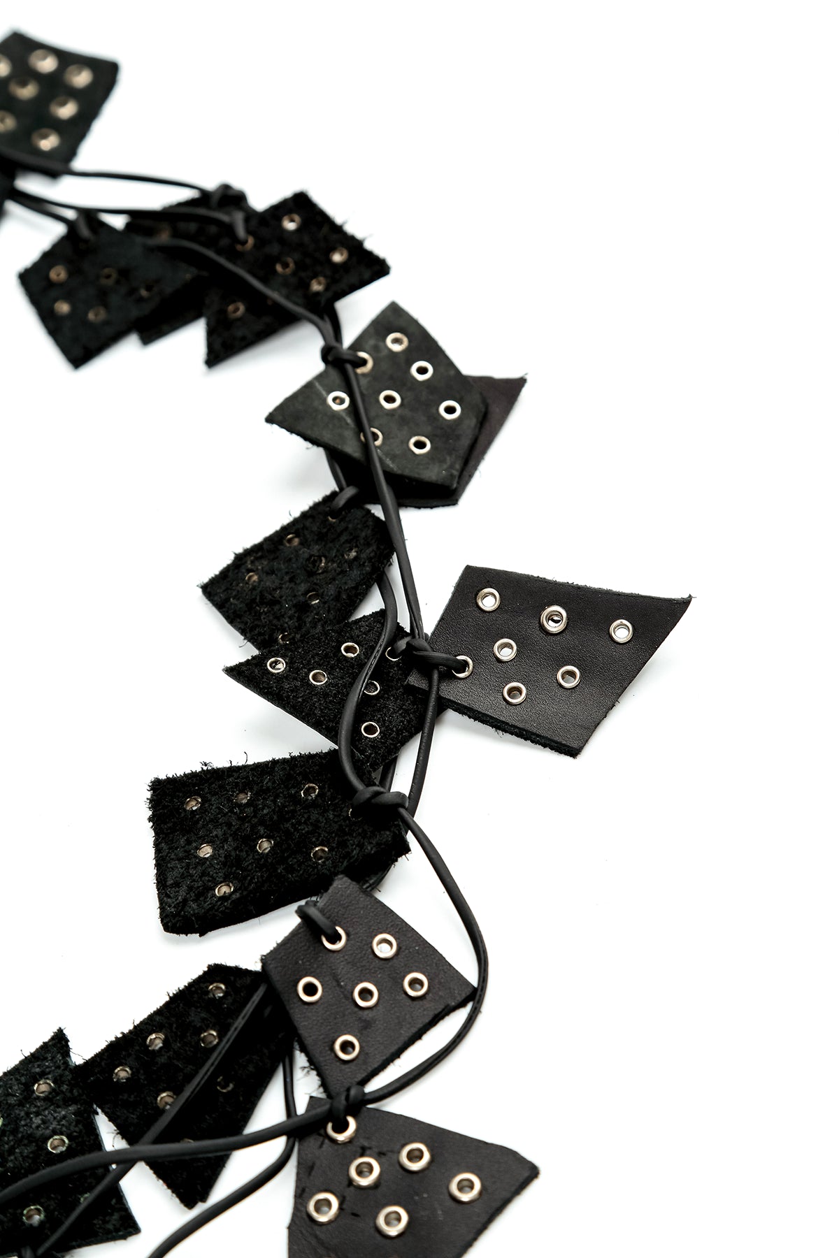 Halskette aus schwarzem Leder mit bronzefarbenem Halo-Anhänger