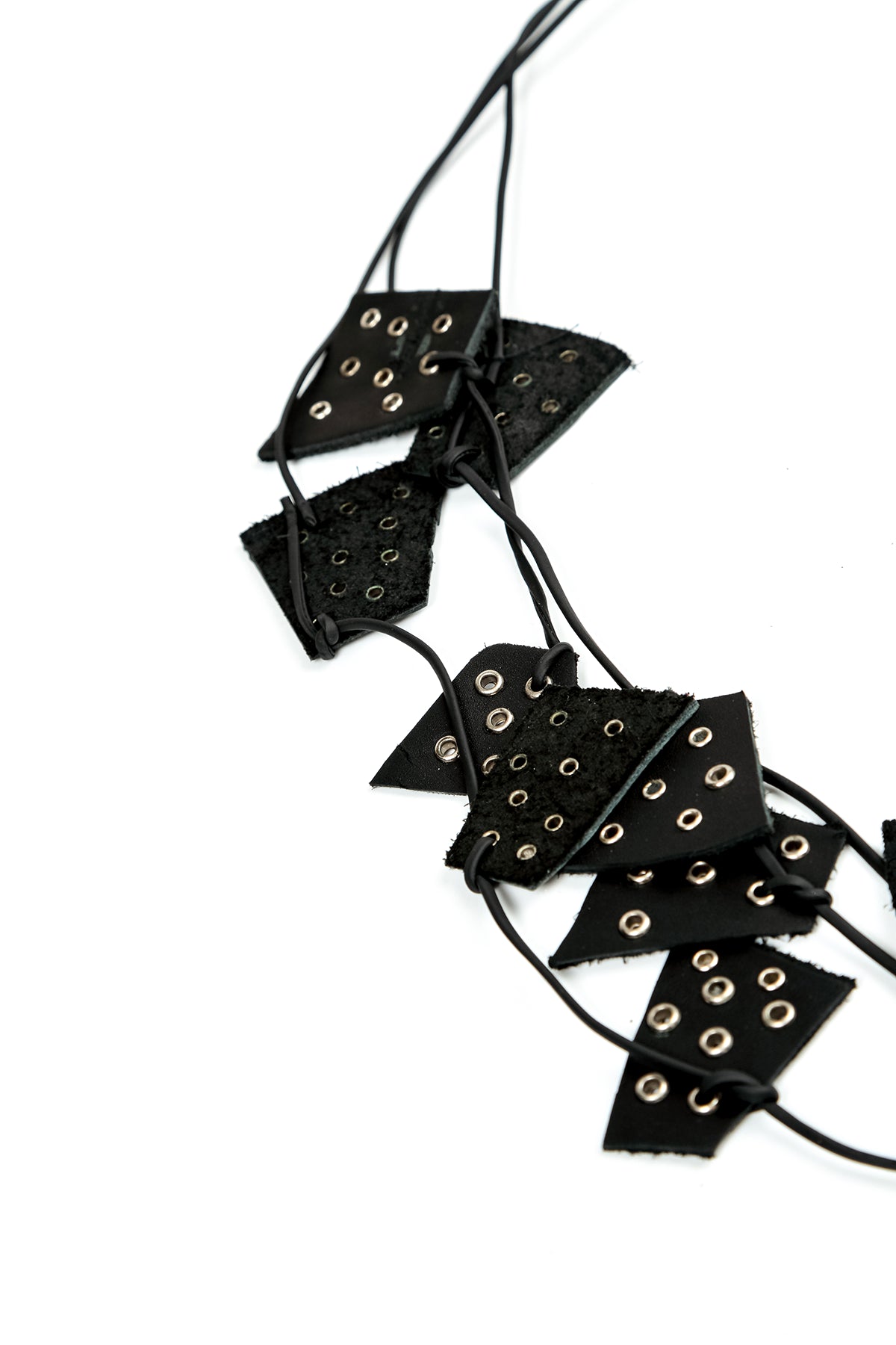 Halskette aus schwarzem Leder mit bronzefarbenem Halo-Anhänger