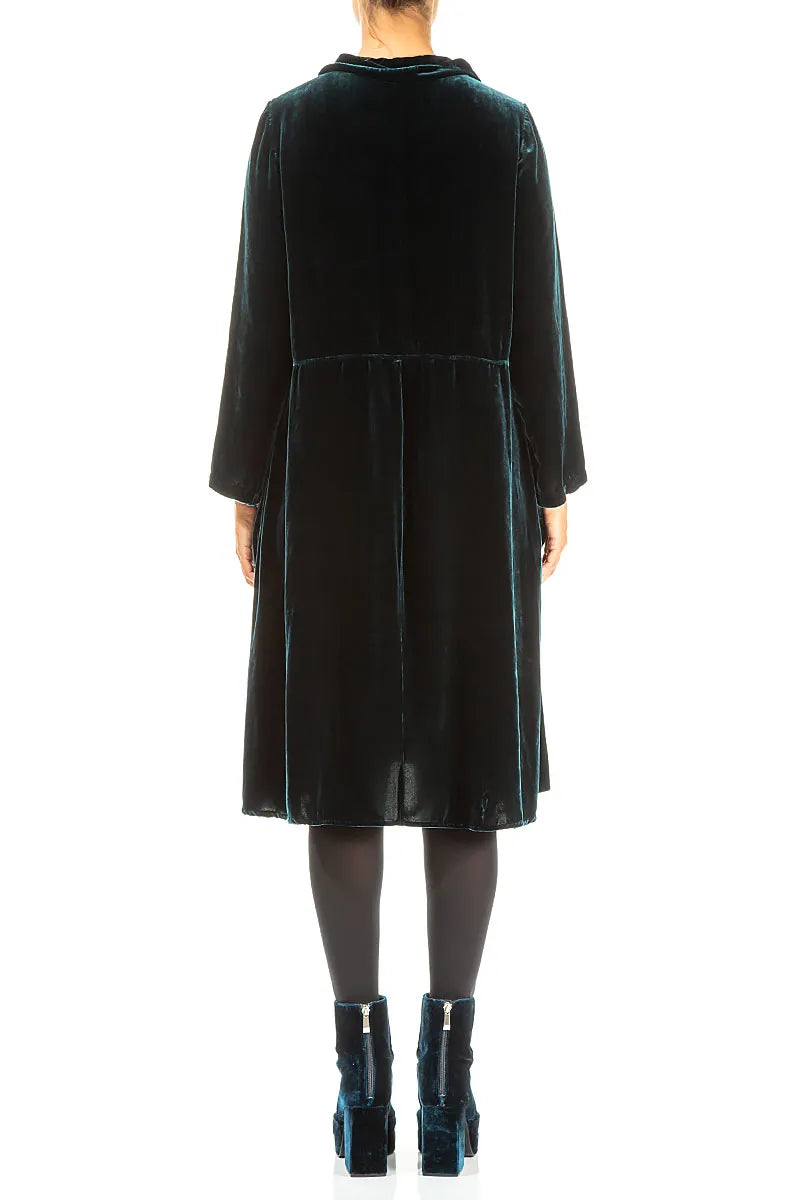 Robe en velours de soie à col montant et motif paon