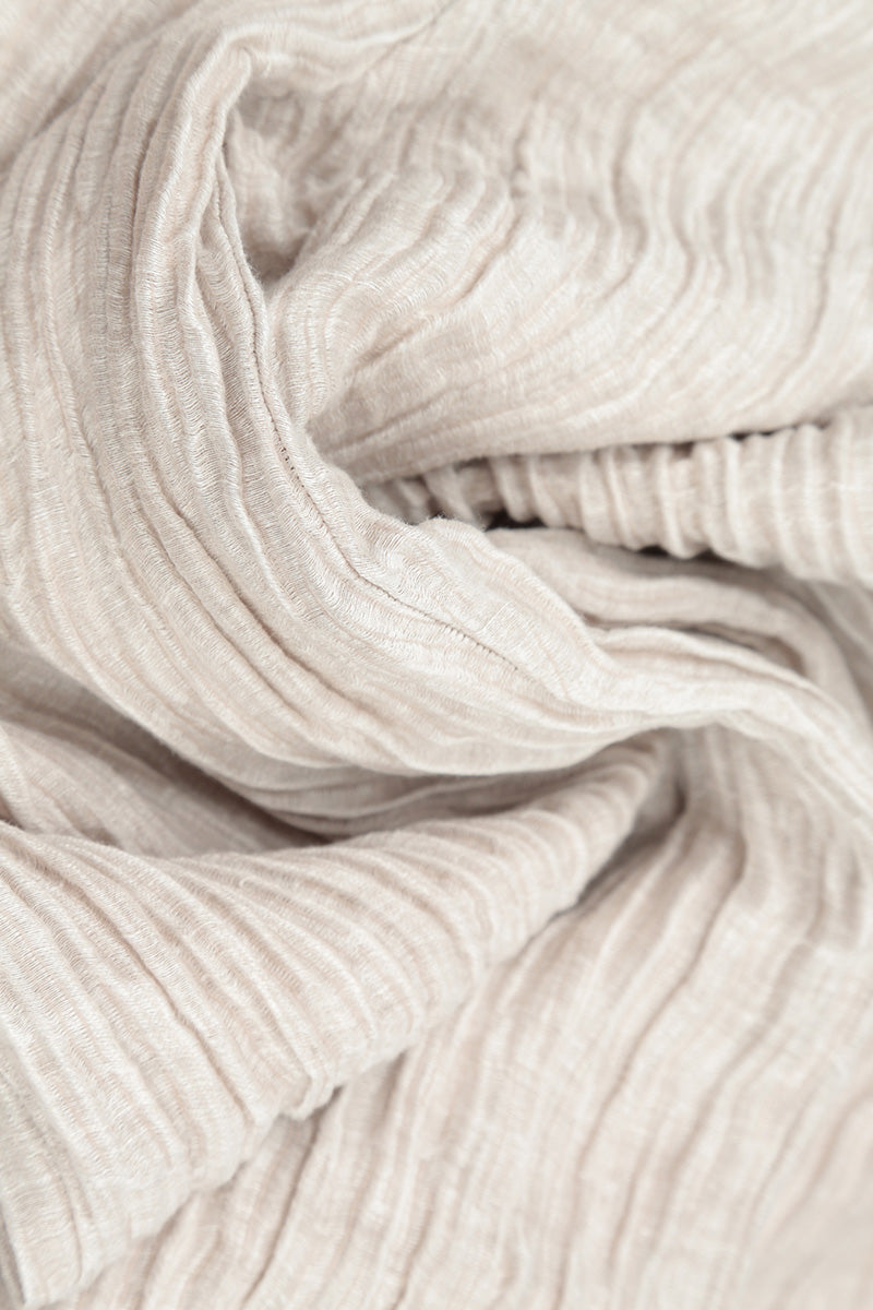 Chemisier en soie beige froissée à col bénitier