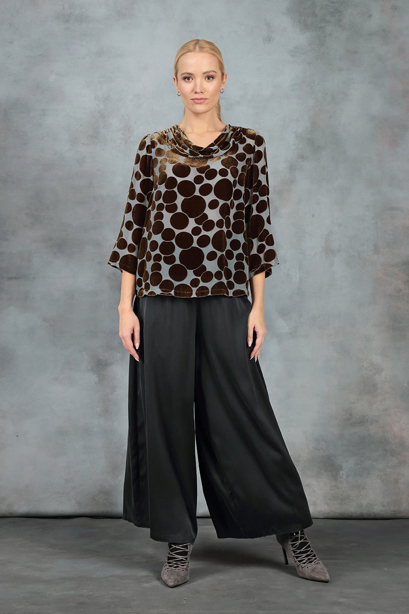 Chemisier en velours de soie à col bénitier et bulles dévorées sauge dorée