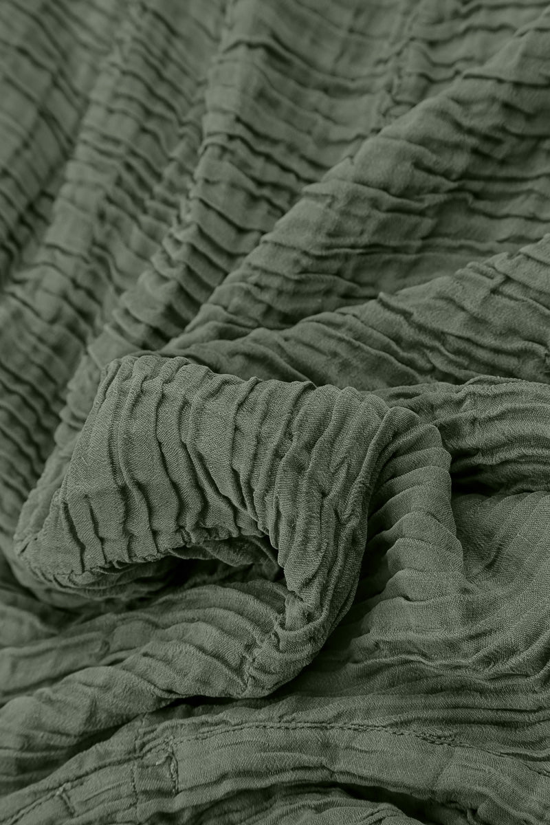 Robe en soie plissée sauge à col bénitier