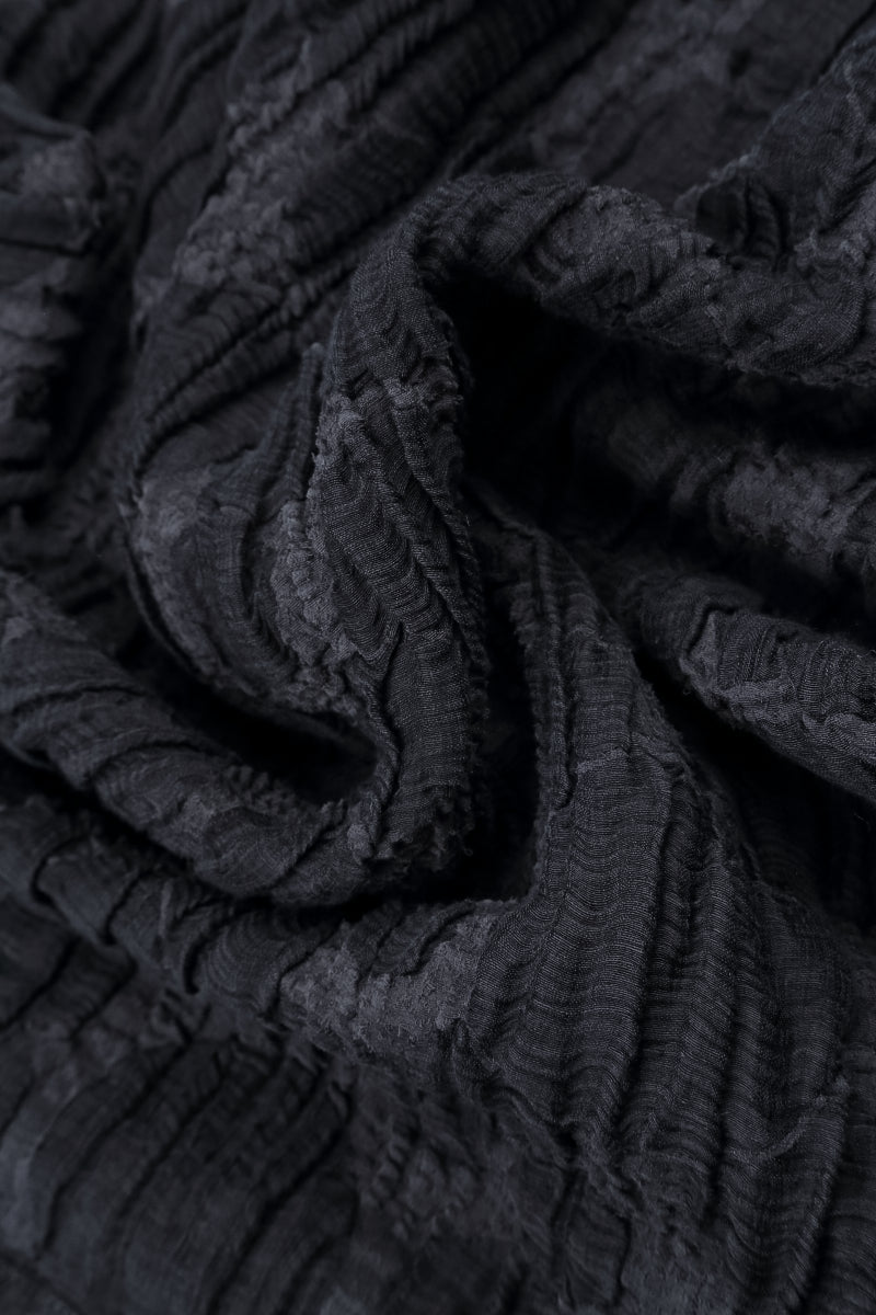 Chemisier en soie et lin bleu ardoise à manches courtes et à motifs circulaires, manches courtes