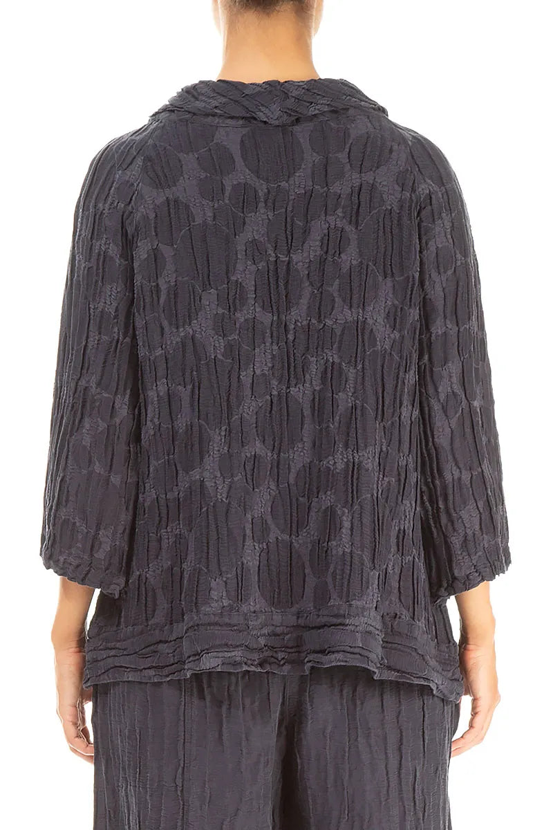 Chemisier en soie et lin bleu ardoise à manches courtes et à motifs circulaires, manches courtes