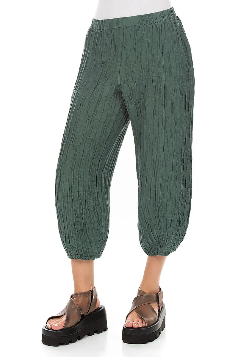 Pantalon en lin et soie froissée, coloris sauge, coupe courte et fuselée