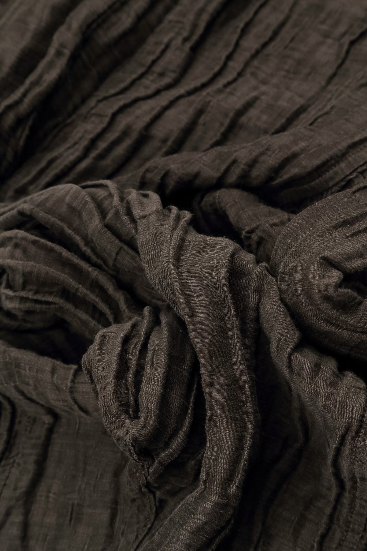 Tunika aus geknitterter, waldbrauner Seide und Leinen mit abnehmbarem Kragen