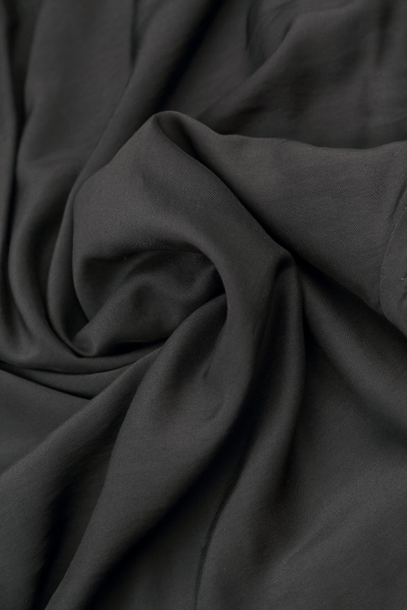 Drapiertes schwarzes Seidenkleid mit Bambus-Falten