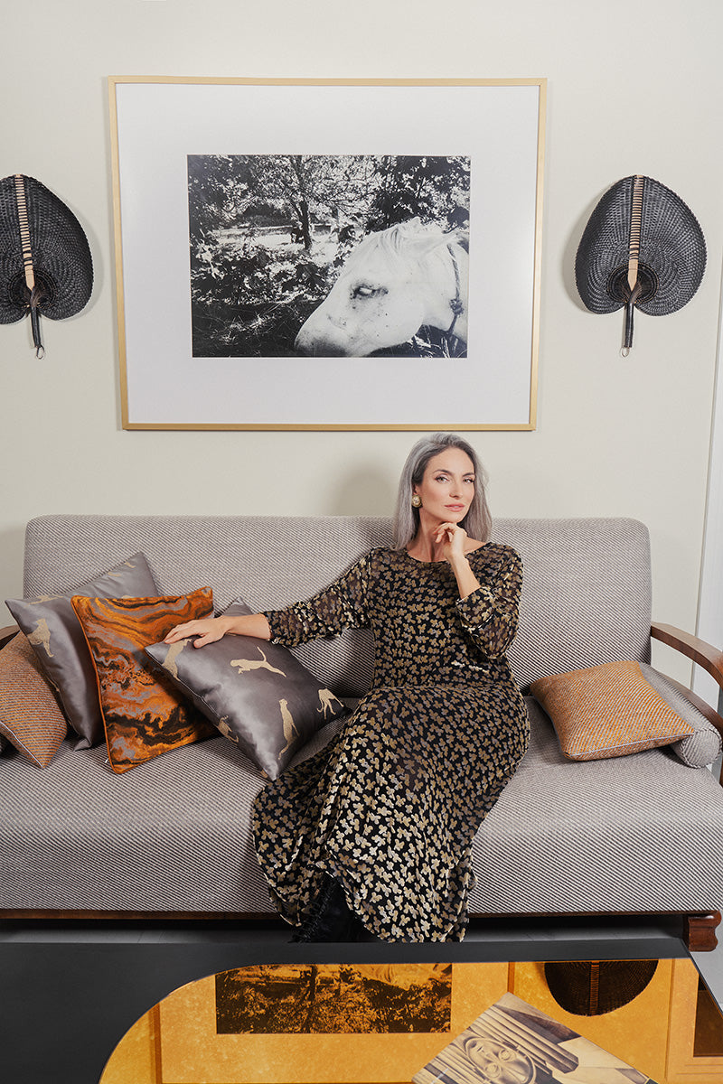 Robe en velours de soie doré à pétales dévorés drapés