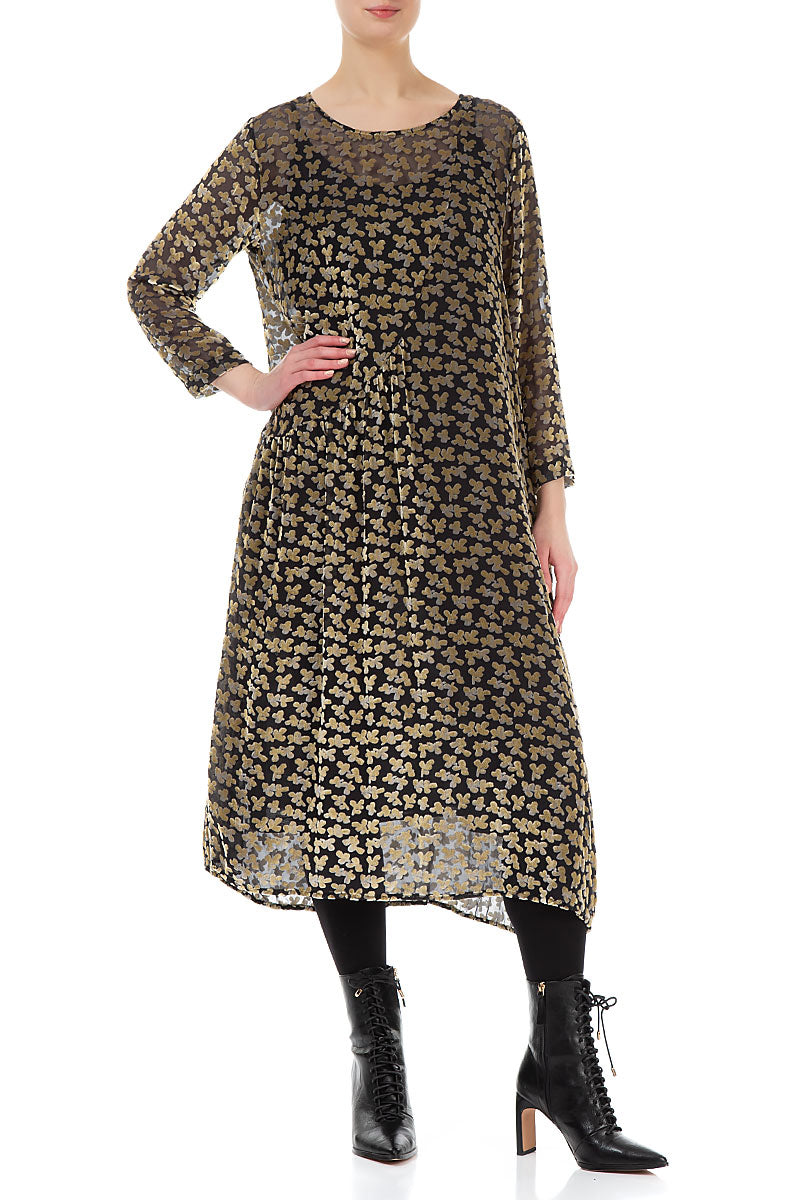 Robe en velours de soie doré à pétales dévorés drapés
