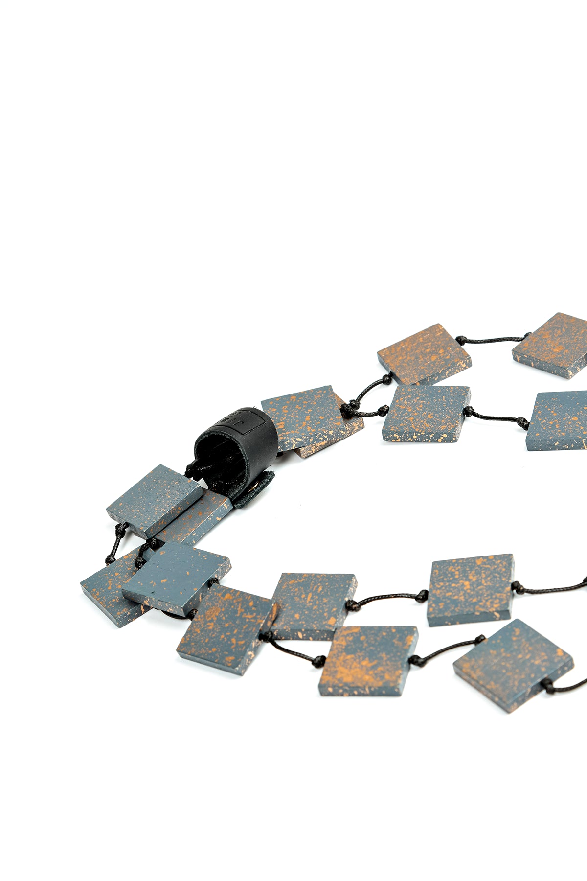 Collier carré en bois Earthline