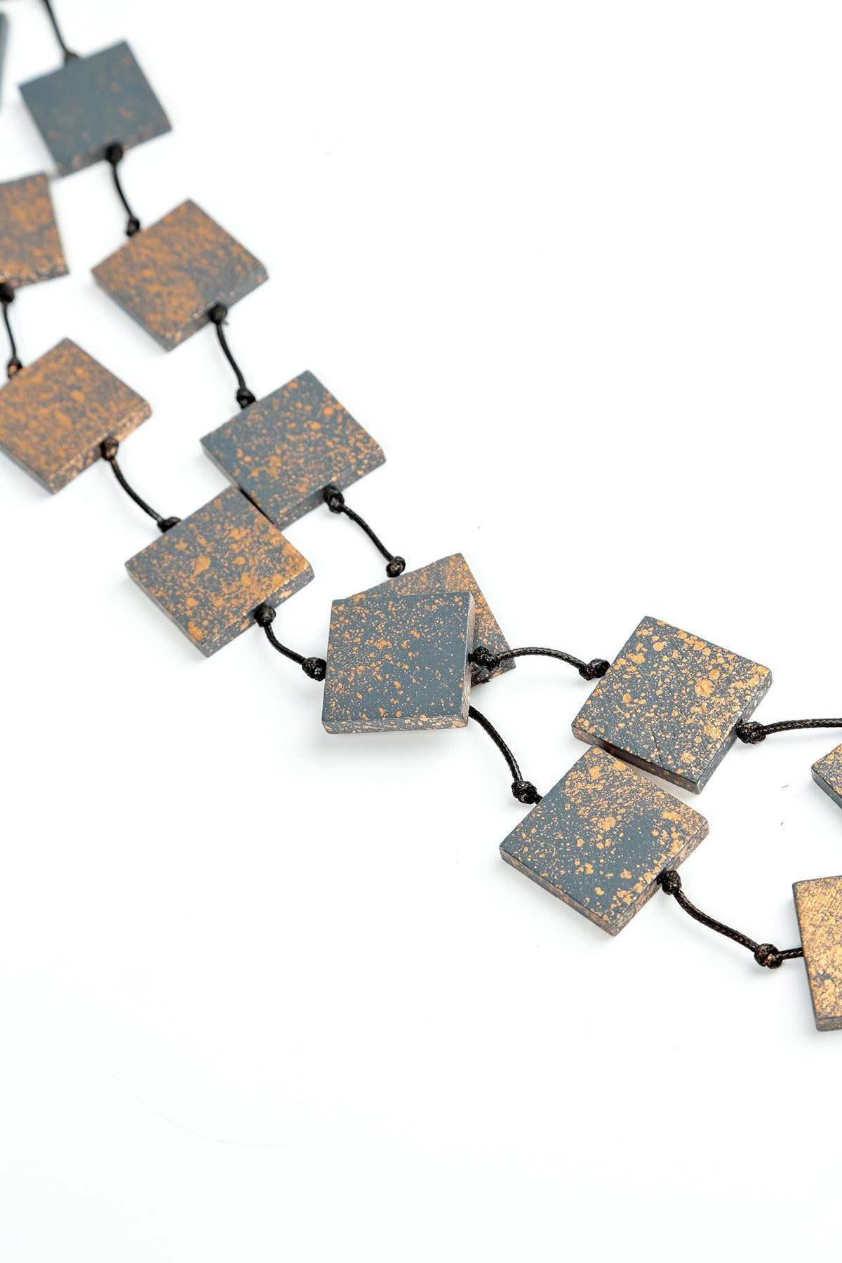 Collier carré en bois Earthline