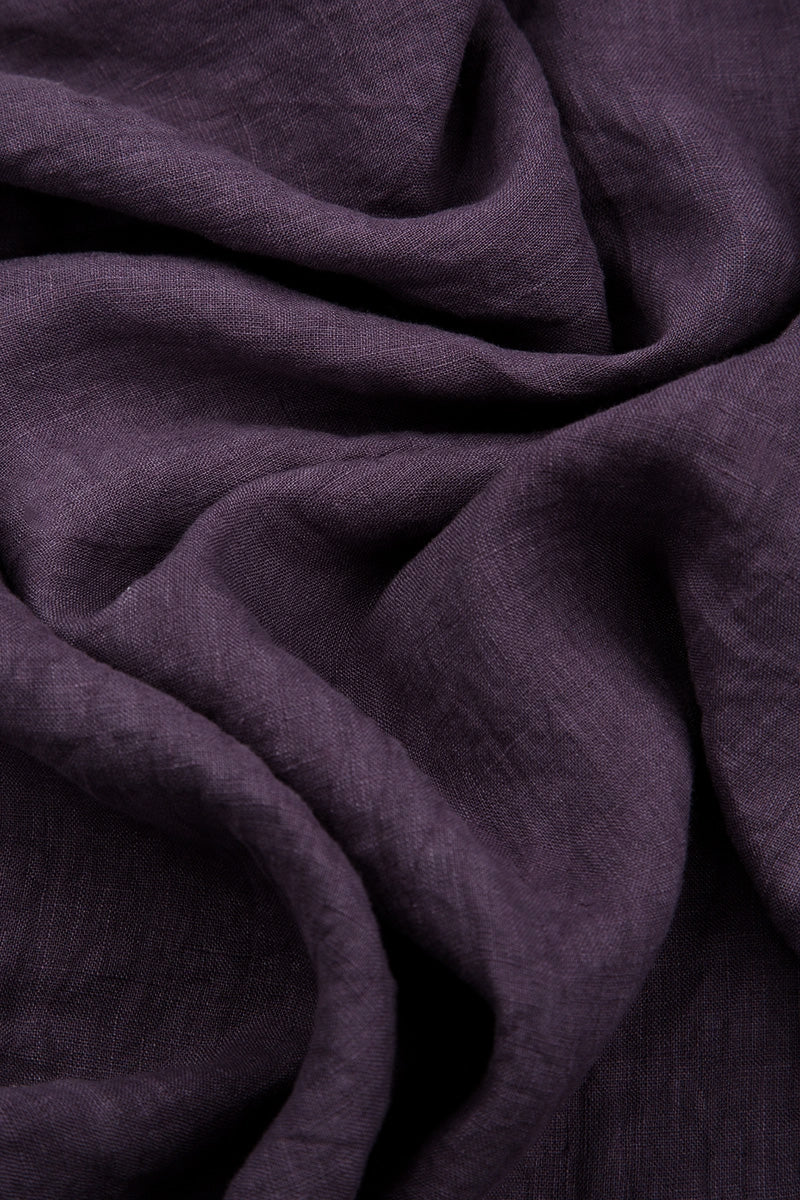 Ausgestelltes Leinenhemd aus Amethyst