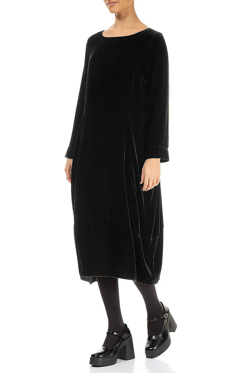 Robe en velours de soie noire à dos évasé