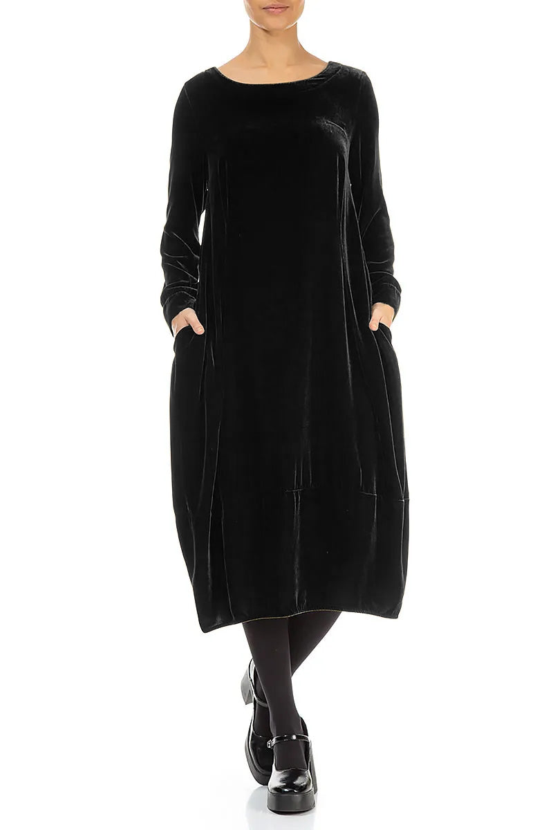 Robe en velours de soie noire à dos évasé