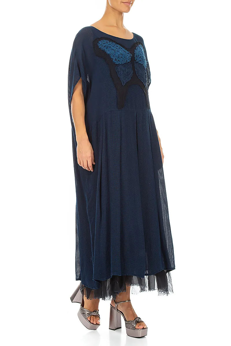 Ausgestelltes Schmetterlingskleid aus marineblauem Netzseide