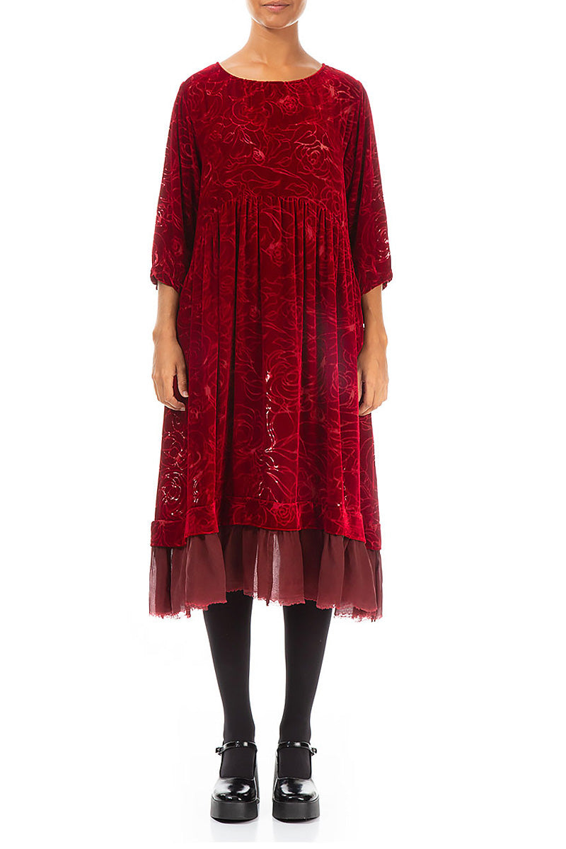 Robe évasée en velours de soie rouge cerise à roses dévorées