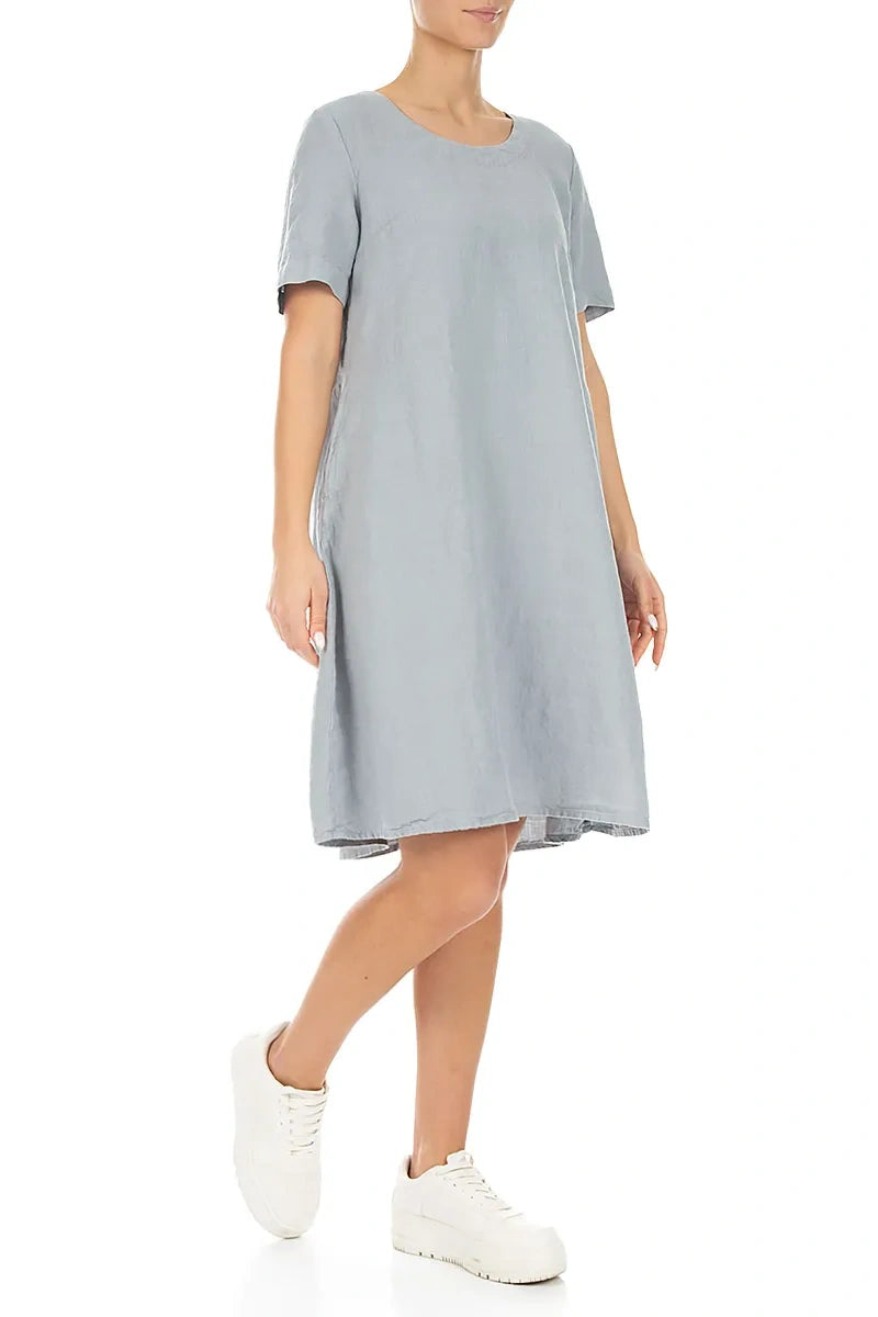 Ausgestelltes Midikleid aus silbergrauem Leinen