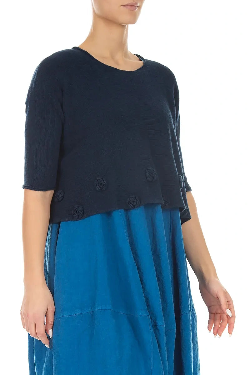 Pull en lin bleu marine orné de fleurs