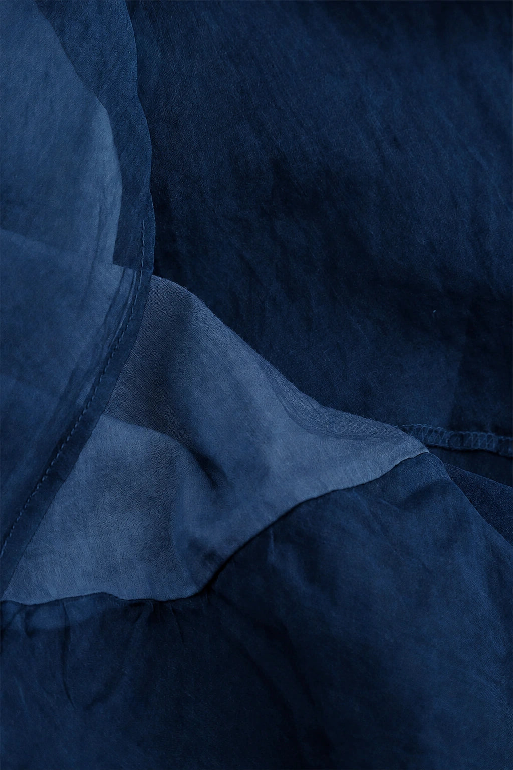 Fließendes azurblaues Seiden-Chiffonkleid