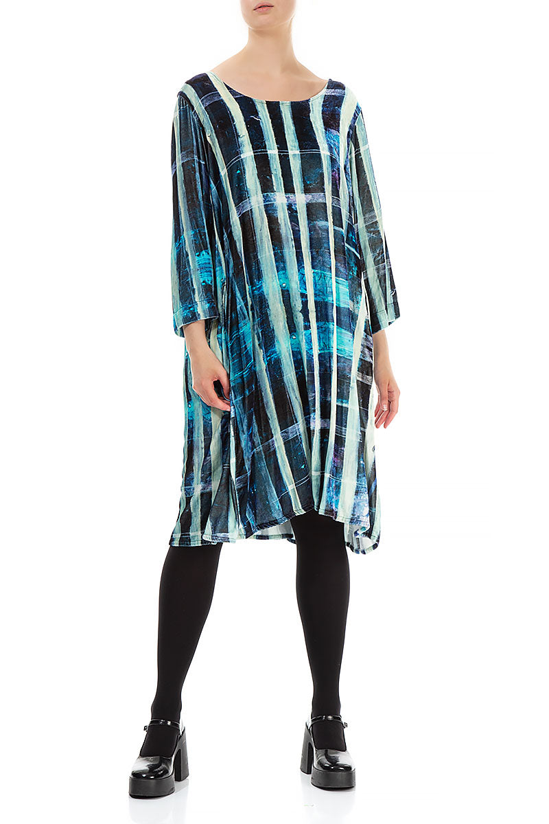 Fließendes Kleid aus dehnbarem Seidensamt mit blauen Linien