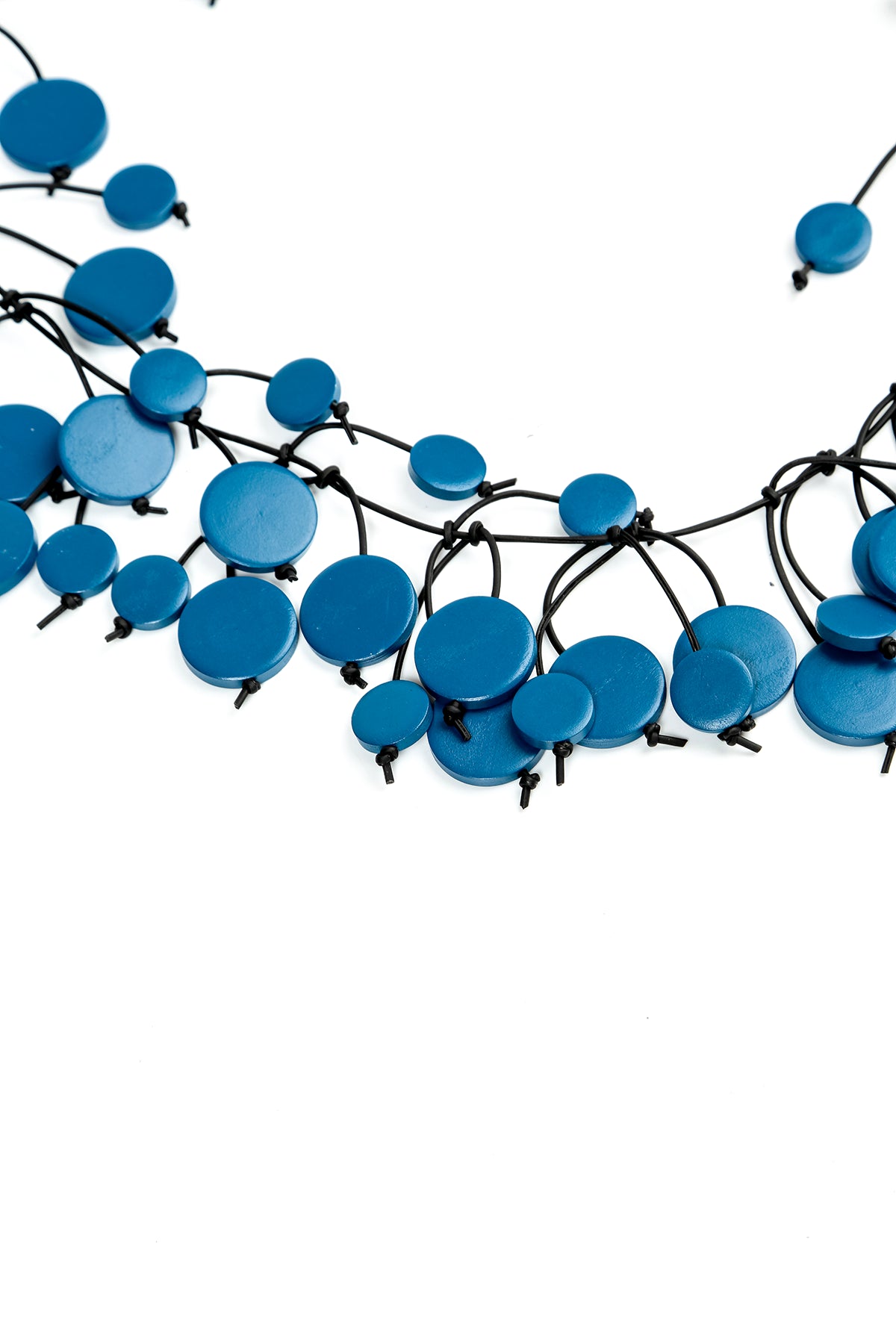 Halskette aus indigofarbenen Münzen