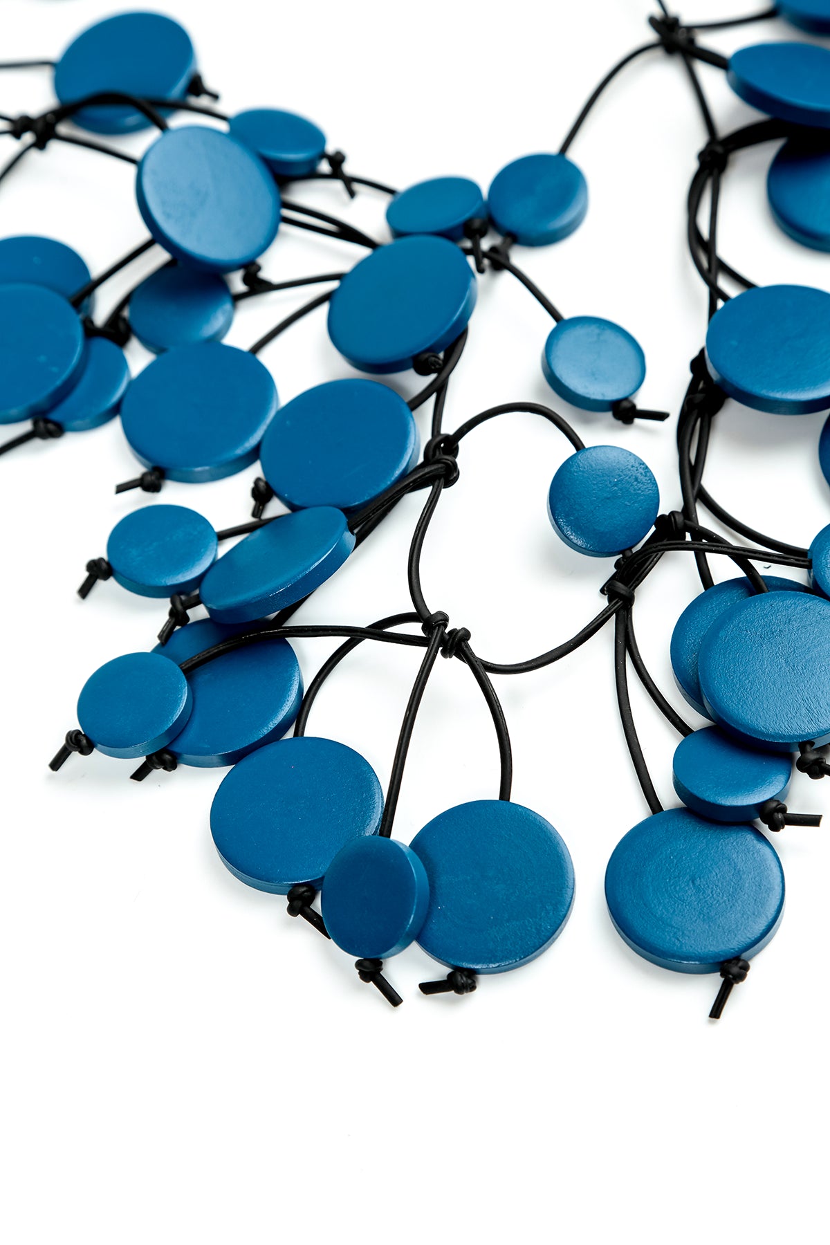 Halskette aus indigofarbenen Münzen