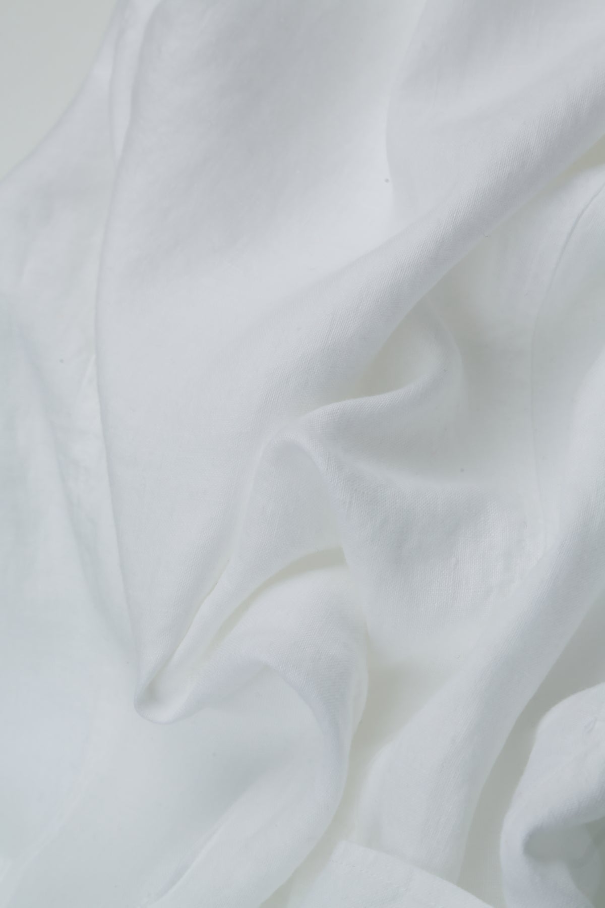 Gerade geschnittene weiße Leinenhose zum Binden