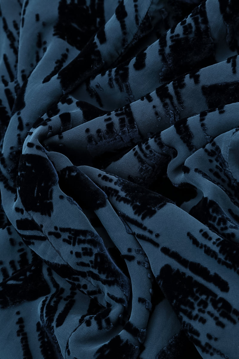 Lagenbluse aus königsblauem Seidensamt mit Devoré-Besatz