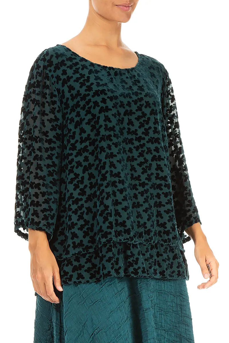 Bluse aus mehrlagigem Devoré-Seidensamt mit Pfauenmotiven