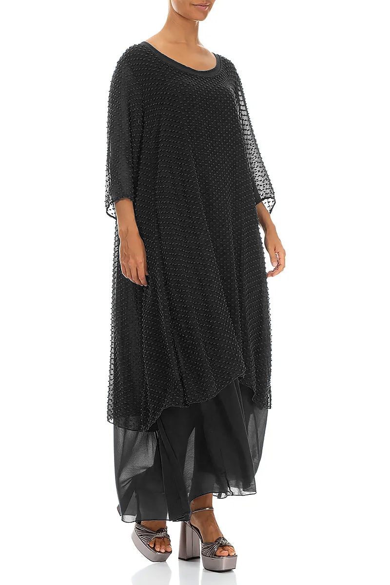 Mehrlagiges schwarzes gepunktetes Seidenkleid