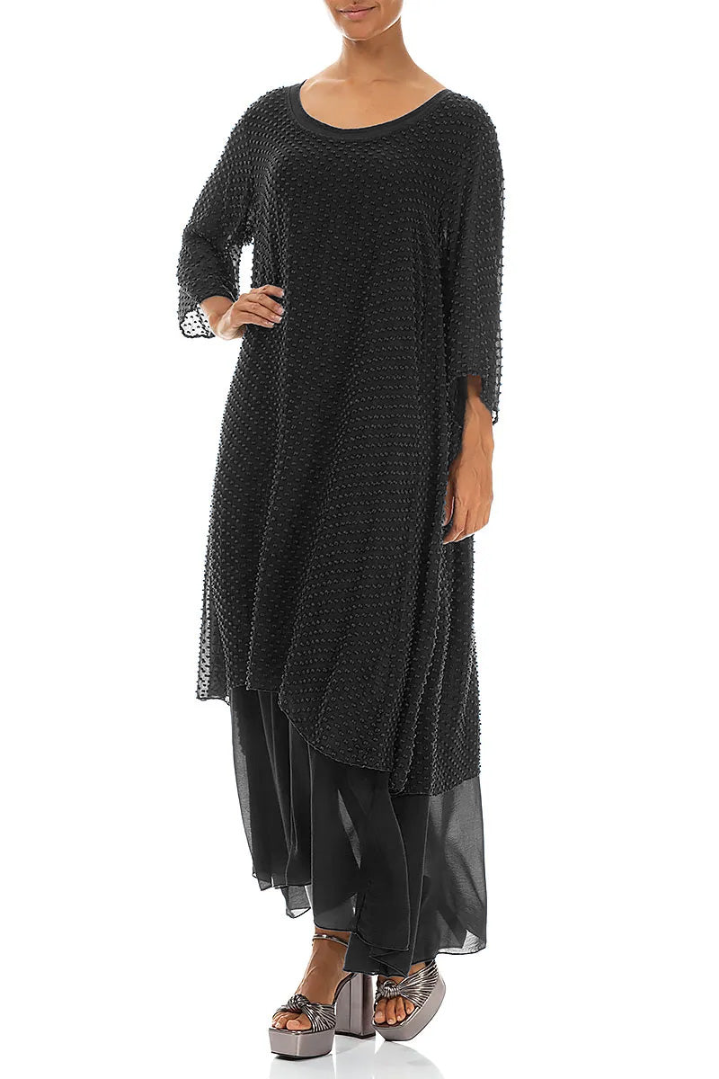 Mehrlagiges schwarzes gepunktetes Seidenkleid