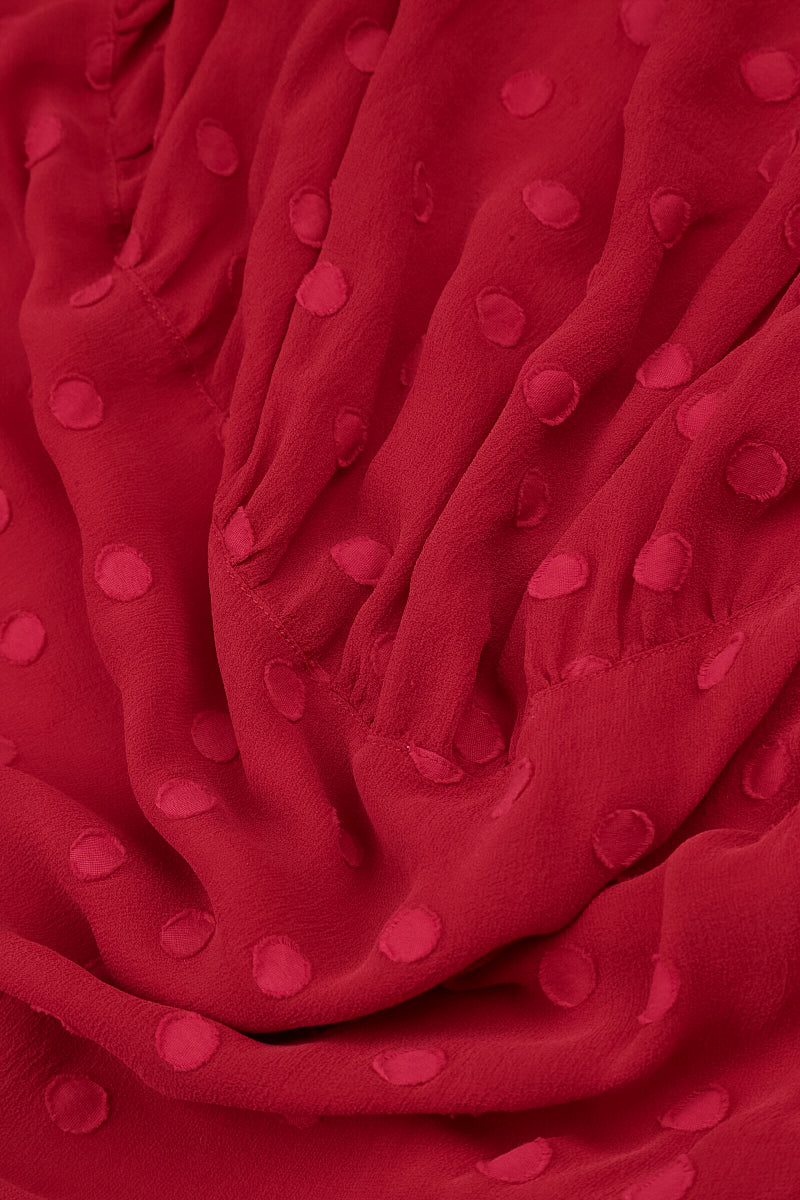 Robe en soie rouge cerise à pois superposés