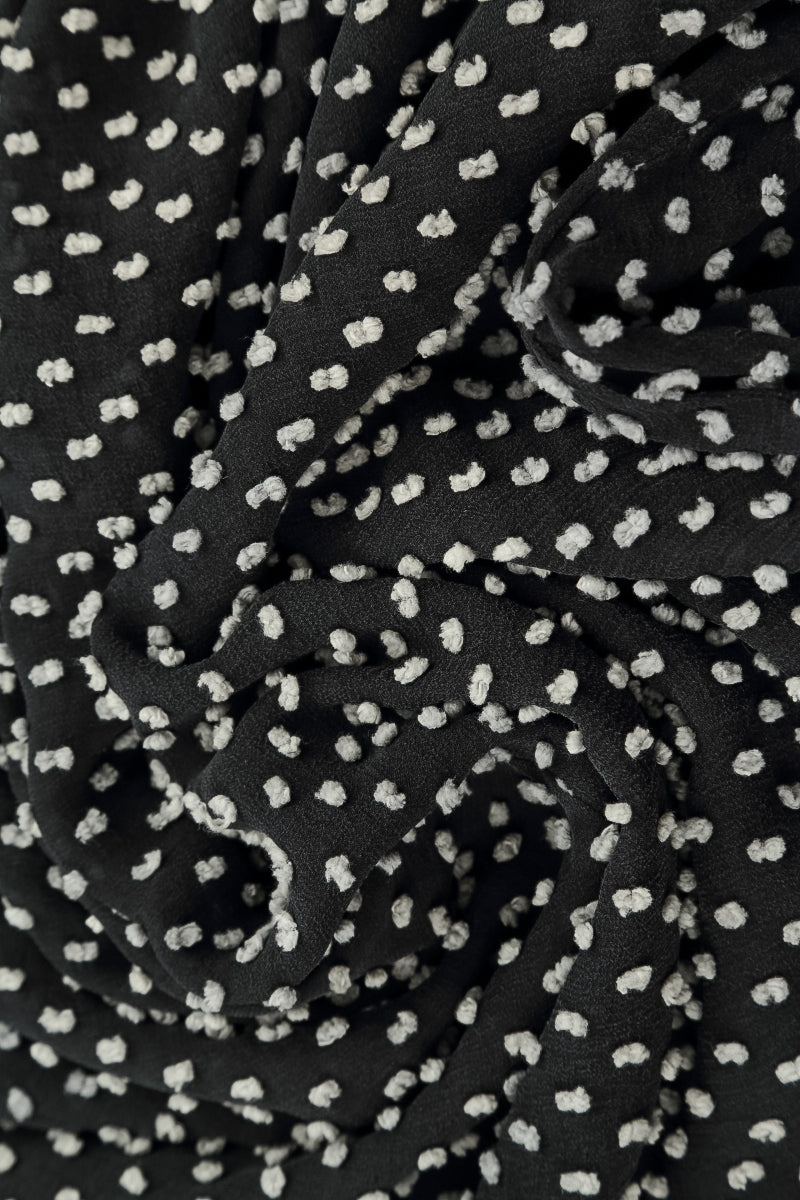 Mehrlagiges, gepunktetes silbernes Seidenkleid