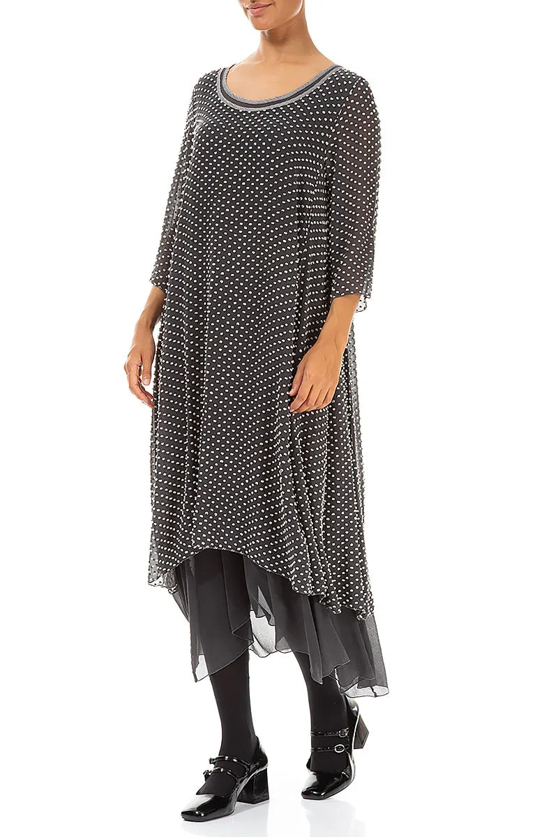 Mehrlagiges, gepunktetes silbernes Seidenkleid