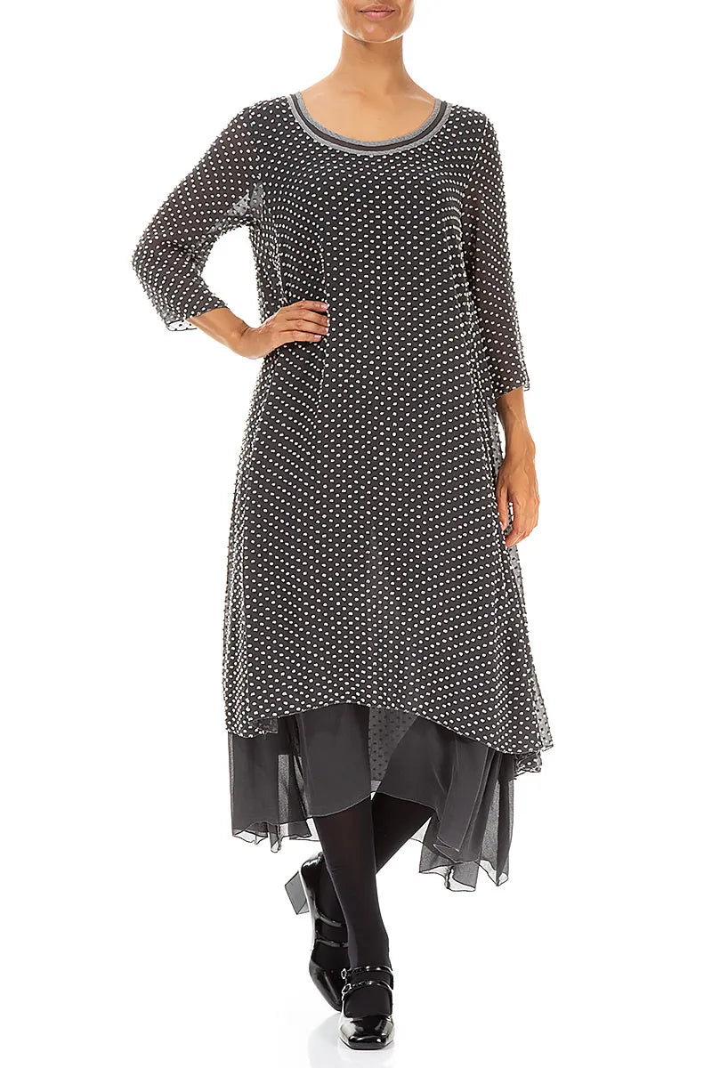 Mehrlagiges, gepunktetes silbernes Seidenkleid