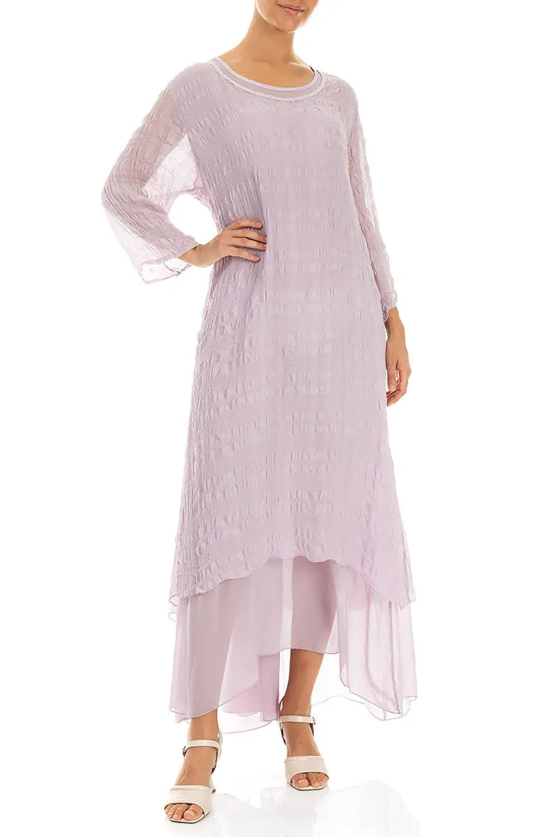Robe en soie légère texturée lilas superposée