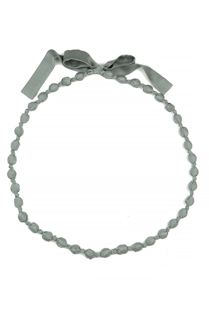 Lange, feine Perlenkette aus salbeifarbener Seide