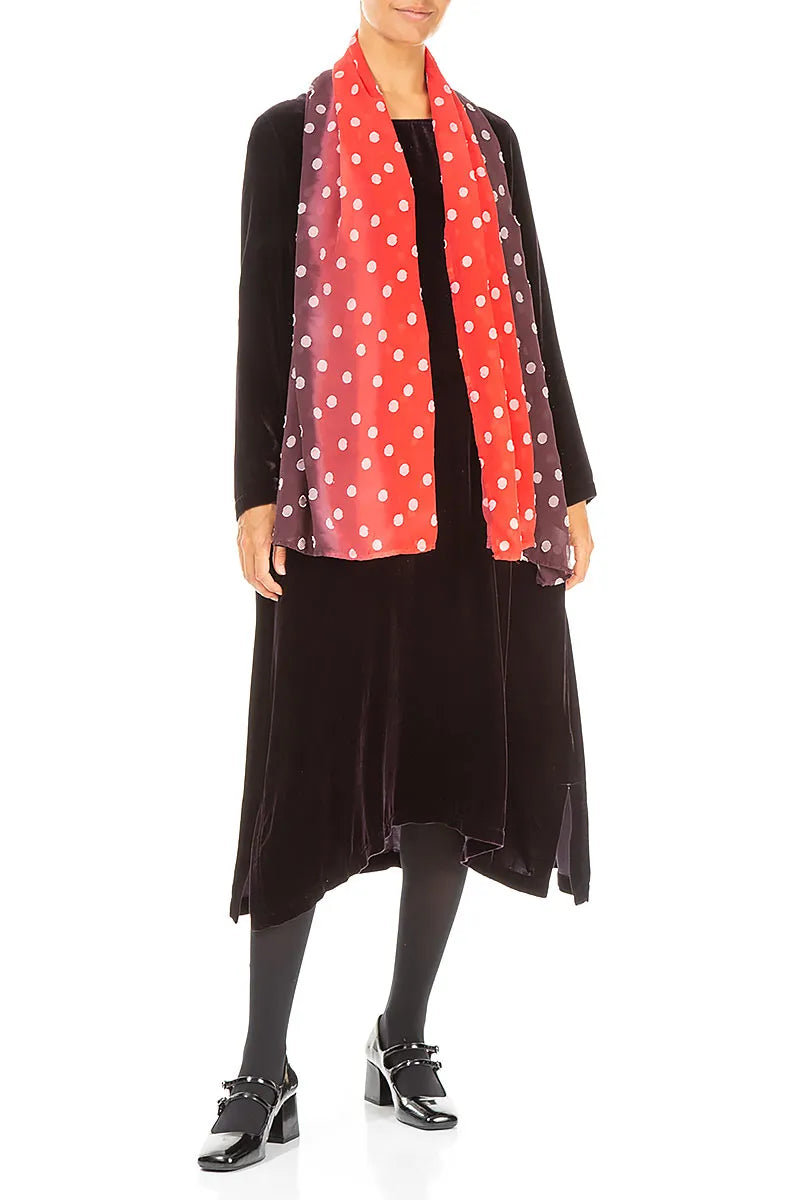 Roter Seidenschal mit Ombré-Effekt und hellen Punkten