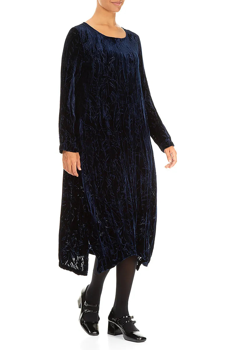 Robe en velours de soie froissé bleu royal dévoré à plumes