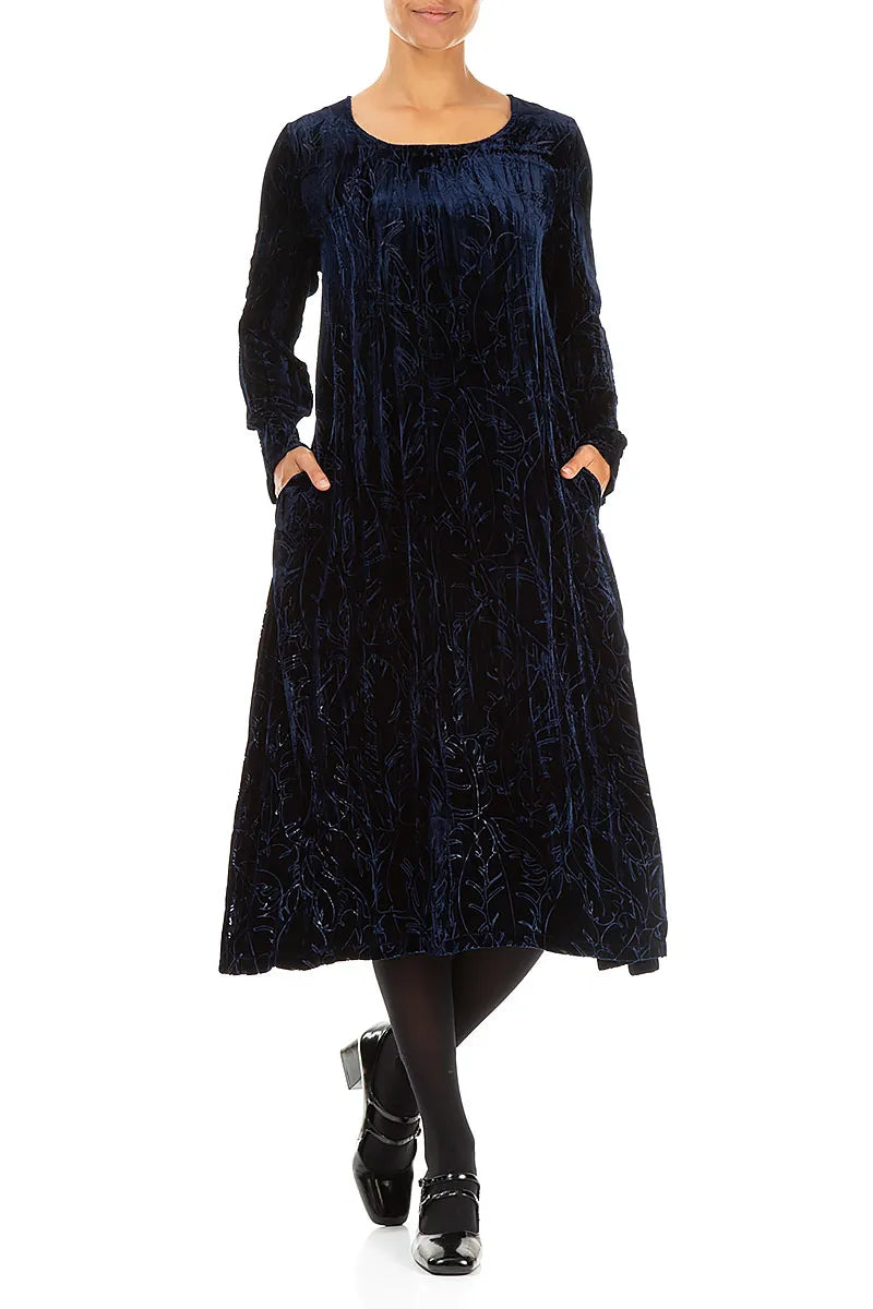 Robe en velours de soie froissé bleu royal dévoré à plumes