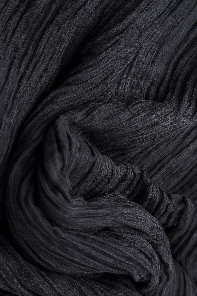 Hose aus graphitblauer, geknitterter Seide mit gerafftem Saum