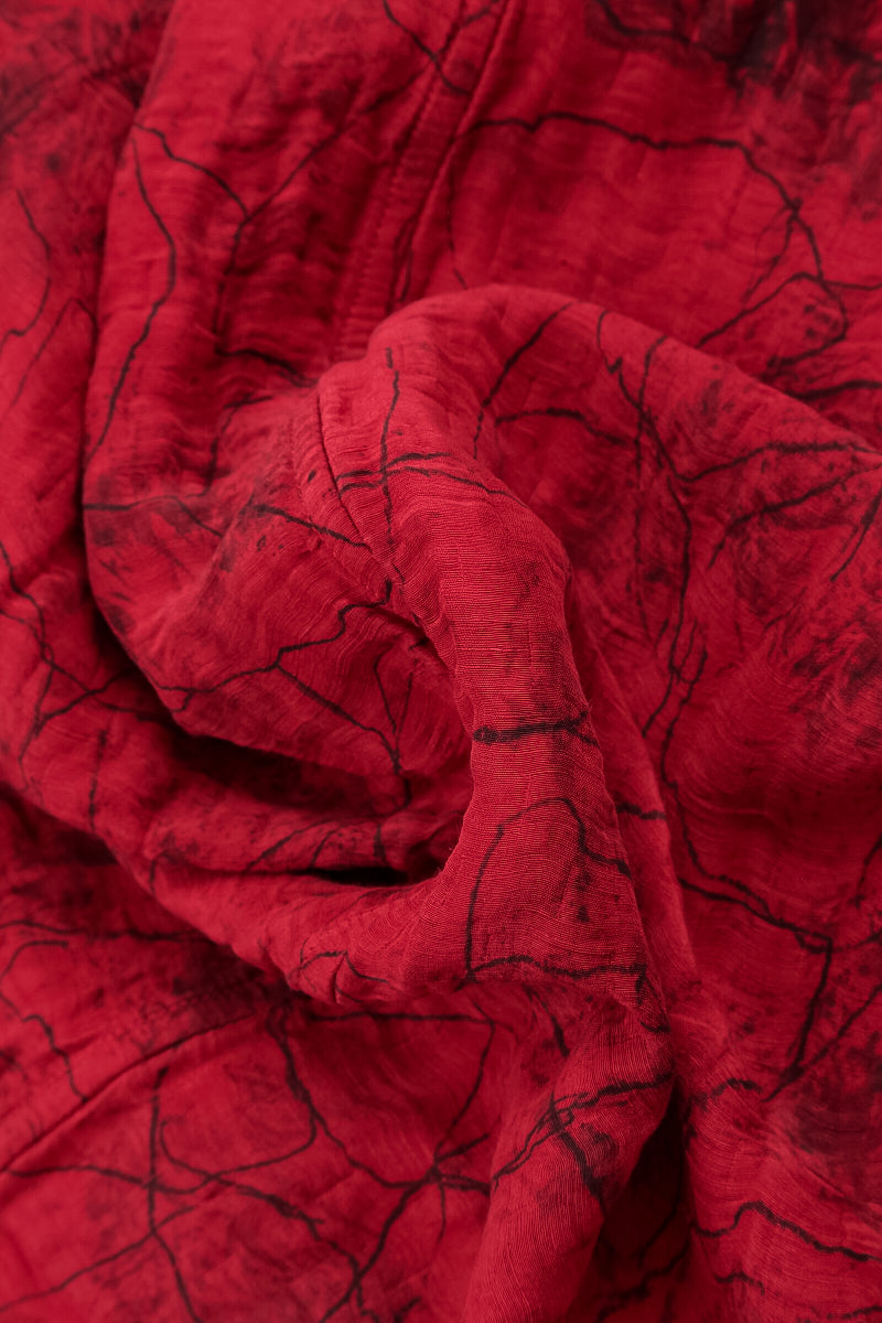 Tunique en soie froissée à bords tombants, motif marbre rouge cerise