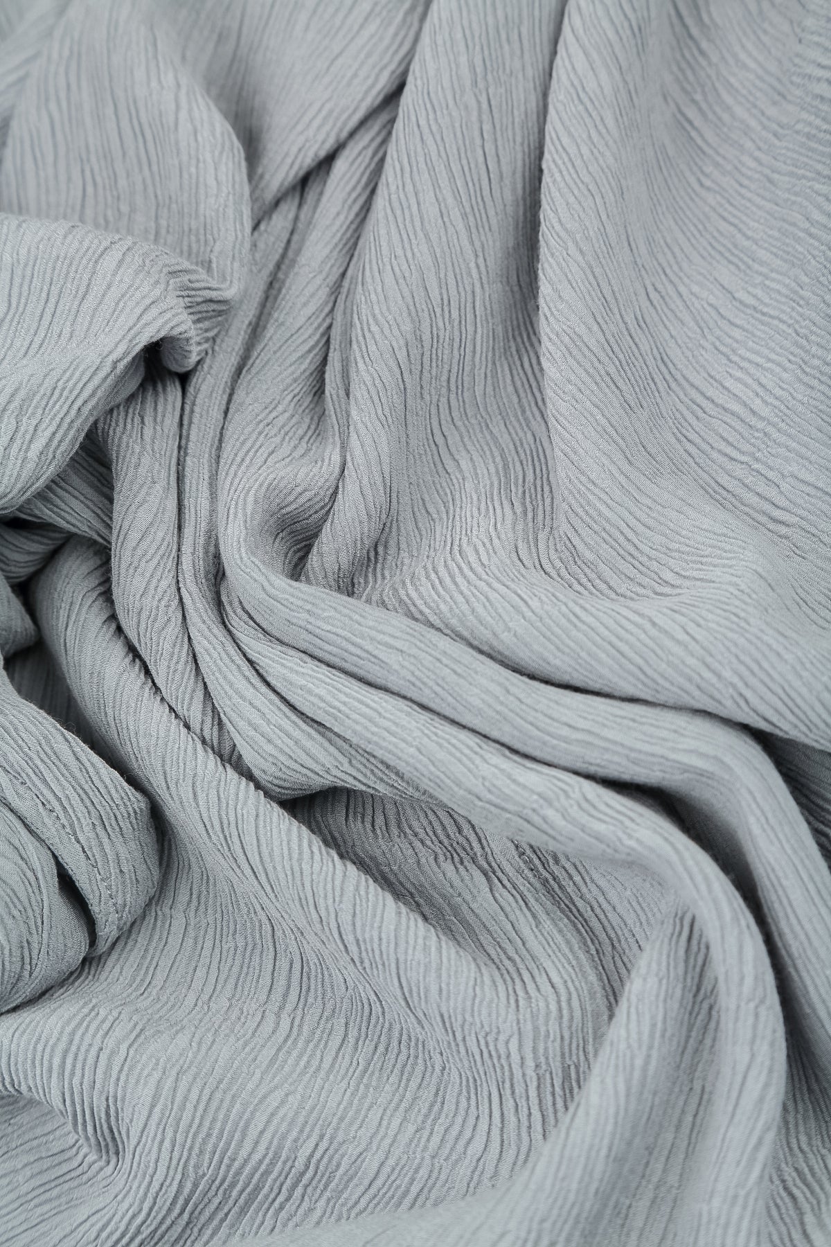 Kurzärmeliges, ausgestelltes Kleid aus silbergrauer Seide und Viskose