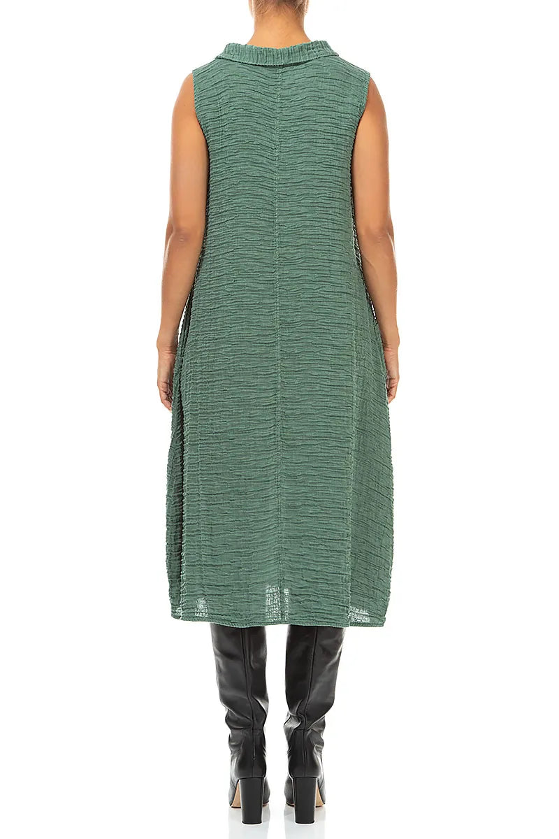 Ärmelloses Kleid aus geknautschter Salbeigrün-Seide mit Wasserfallausschnitt