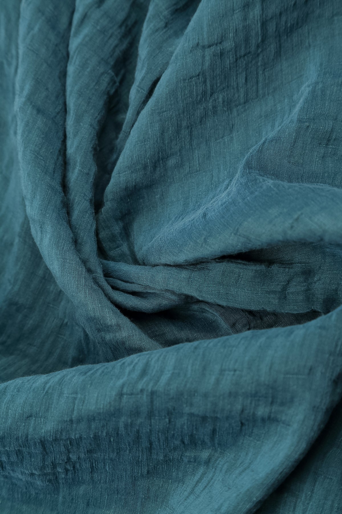 Robe en Soie Turquoise profond texturée à encolure carrée