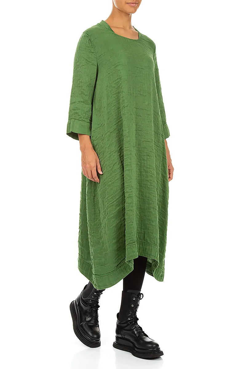 Robe en soie vert trèfle texturée à encolure carrée