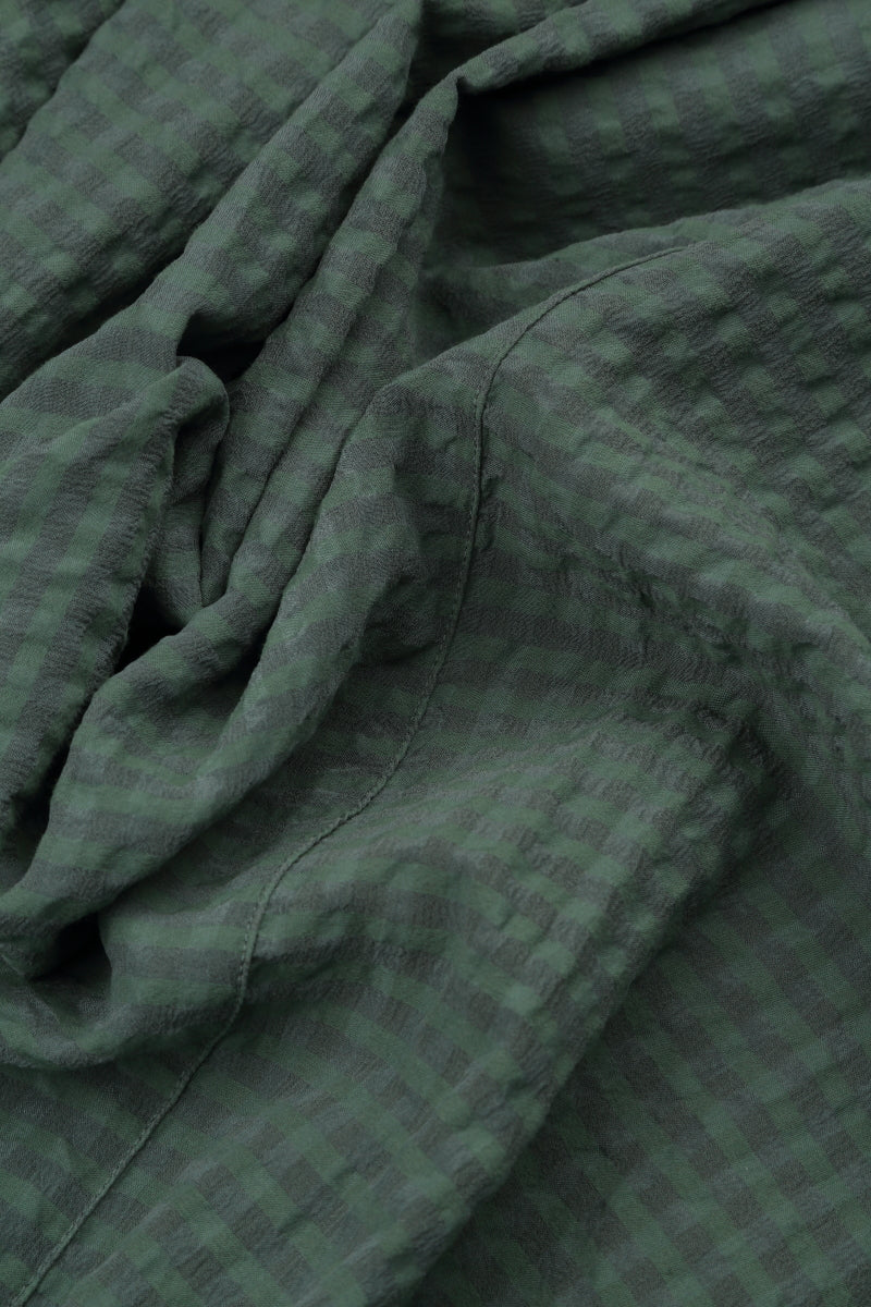 Gestuftes, salbeigrünes Seidenkleid mit Textur