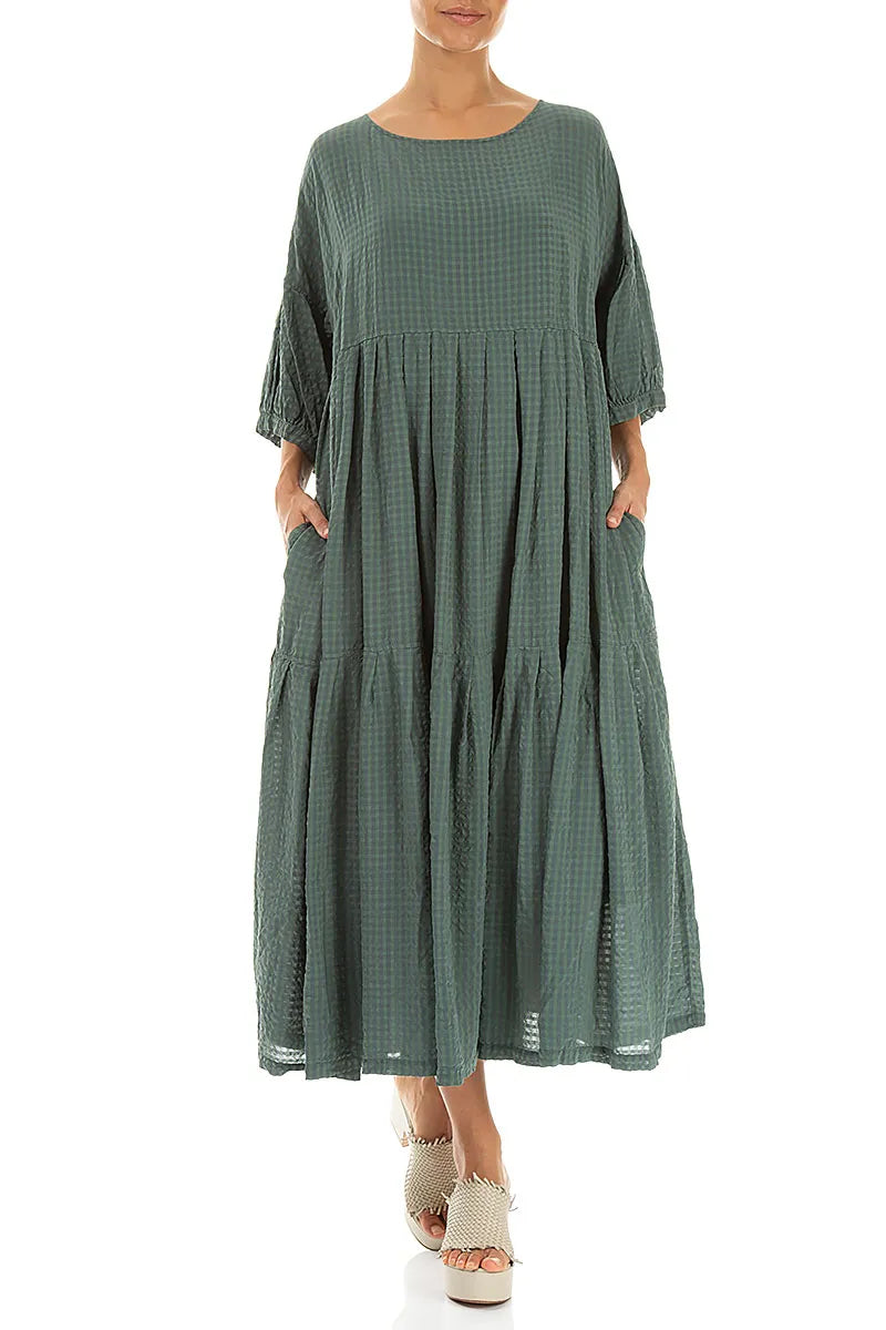 Gestuftes, salbeigrünes Seidenkleid mit Textur