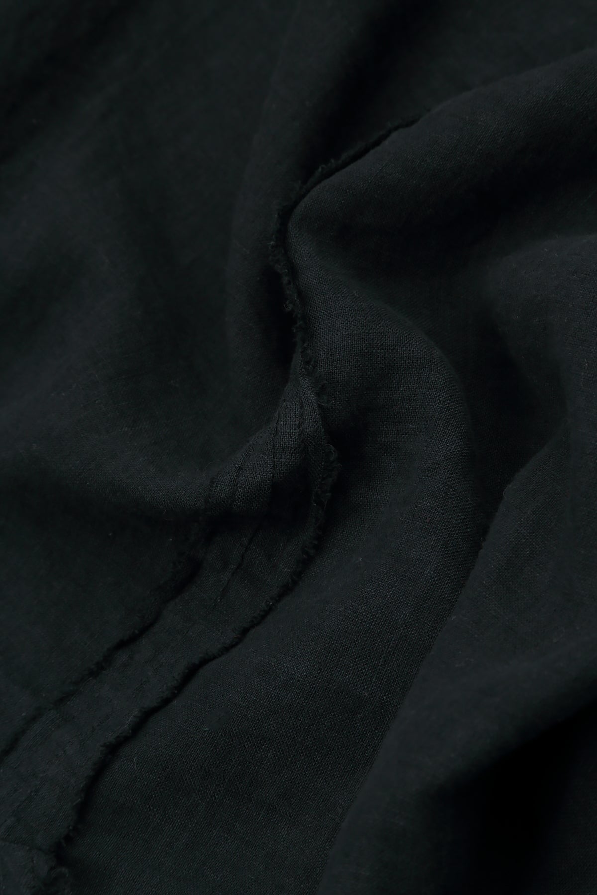 Robe en lin noir à plis nervurés et col en V